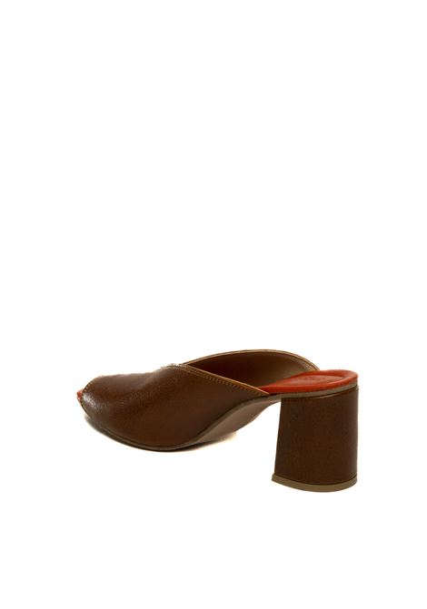  LAUREN HUTTON | D70LAIN-CUOIO